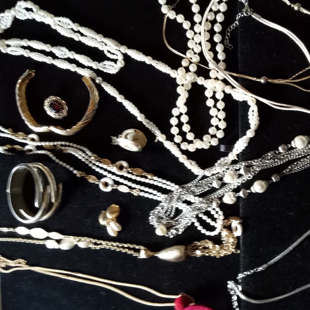 Lot of vintage jewelry